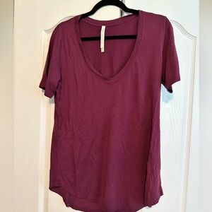 The Group Babiton Aritzia v-neck t-shirt plum medium